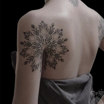 Татуировка женская графика на плече и на лопатке мандала 