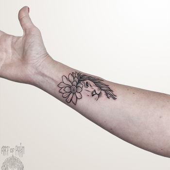 Татуировка женская графика на запястье лев