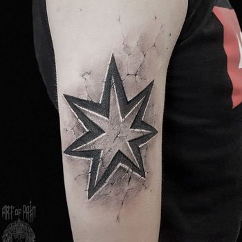Татуировка мужская black&grey на плече звезда