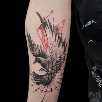 Татуировка женская графика на предплечье ворона
