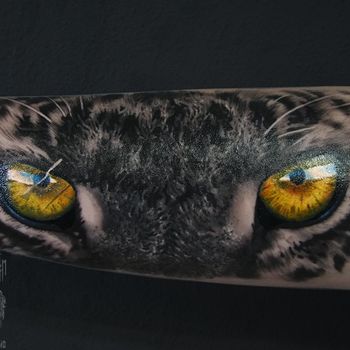 Татуировка мужская реализм на предплечье глаза ягуара