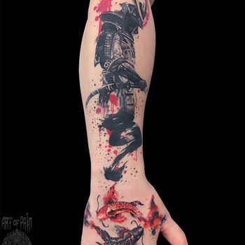 Татуировка мужская графика и акварель на руке самурай и рыбы