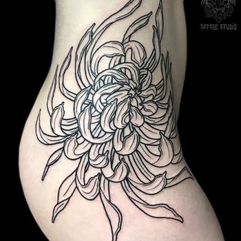 Татуировка женская графика на бедре хризантема