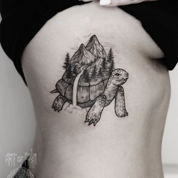 Татуировка женская графика на боку черепаха