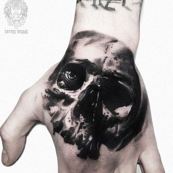 Татуировка мужская black&grey на кисти череп
