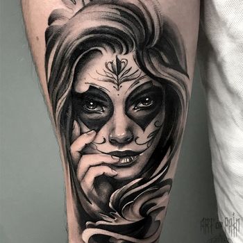 Татуировка мужская чикано на предплечье девушка в образе Муэрте