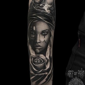 Татуировка мужская чикано на предплечье девушка с короной и розой