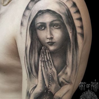 Татуировка мужская чикано на плече Мадонна и чётки