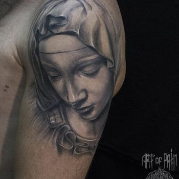 Татуировка мужская чикано на плече классическая Мадонна