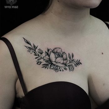 Татуировка женская графика на груди цветы