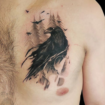 Татуировка мужская реализм на груди ворон