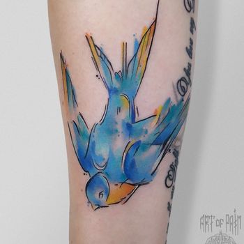 Татуировка женская акварель на предплечье ласточка
