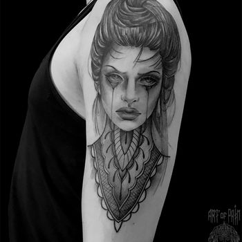 Татуировка женская графика на плече девушка со слезами