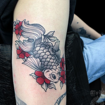 Татуировка женская графика и япония на плече рыбка