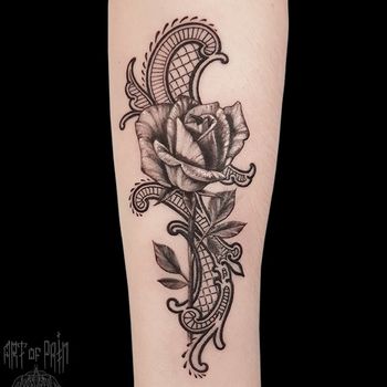 Татуировка женская графика на предплечье роза и узор