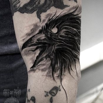 Татуировка мужская black&grey на плече ворон