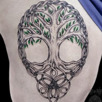 Татуировка женская графика на бедре дерево