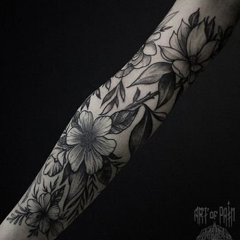 Татуировка женская графика на руке полевые цветы
