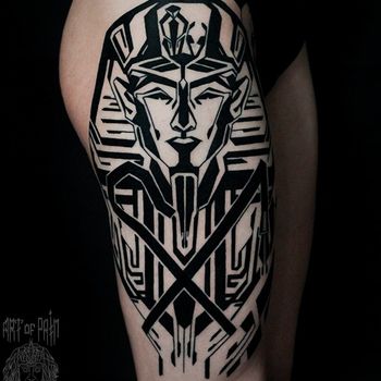 Татуировка женская графика на бедре фараон