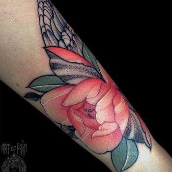 Татуировка женская реализм и графика на предплечье цветок