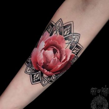 Татуировка женская реализм и орнаментал на предплечье цветок и мандала