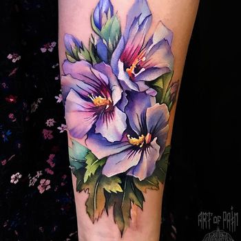 Татуировка женская реализм на предплечье цветы