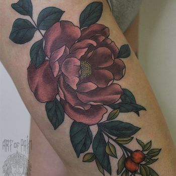 Татуировка женская нью-скул на бедре цветок и плоды шиповника 