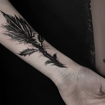 Татуировка женская black&grey на предплечье цветок