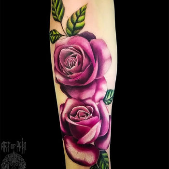 Татуировка женская реализм на предплечье две сиреневые розы