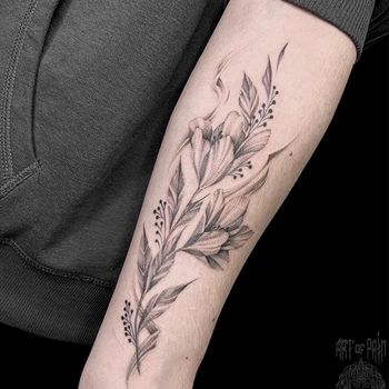 Татуировка женская графика + дотворк на предплечье цветы