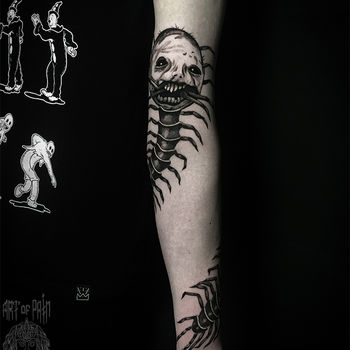 Татуировка мужская хоррор на руке монстр-сколопендра