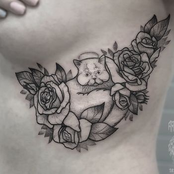 Татуировка женская графика на боку кот в розах