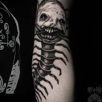 Татуировка мужская хоррор на руке сколопендра-монстр