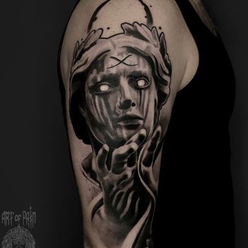 Татуировка мужская реализм на плече богиня