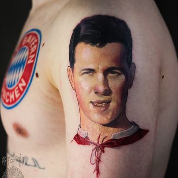Татуировка мужская реализм на плече портрет