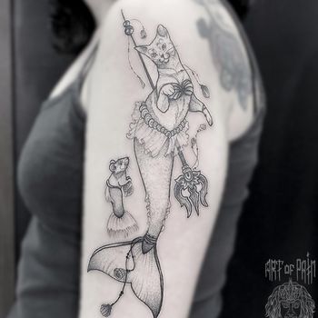 Татуировка женская графика на плече кот-русалка