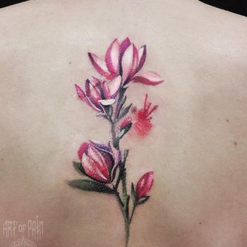 Татуировка женская реализм на спине цветы