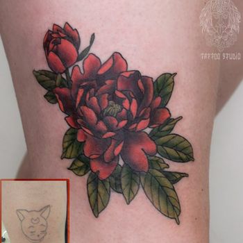 Татуировка женская нью-скул на бедре цветы кавер