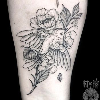 Татуировка женская графика на предплечье птица и цветы