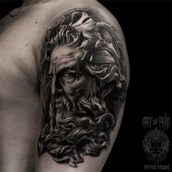Татуировка мужская реализм на плече голова Посейдона