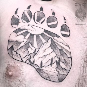 татуировка мужская дотворк на груди след лапы медведя, горы