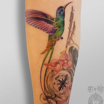 Татуировка женская реализм на предплечье колибри