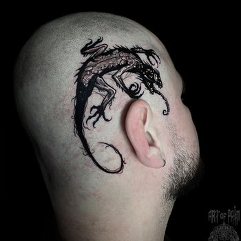 Татуировка мужская графика на голове ящерица