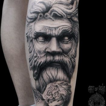Татуировка мужская black&grey на голени статуя