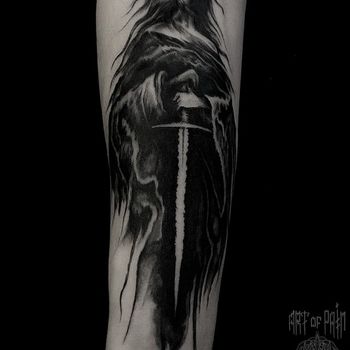 Татуировка мужская хоррор на предплечье девушка с мечом