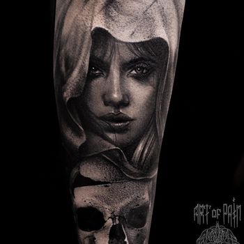 Татуировка мужская black&grey на предплечье лицо девушки и череп