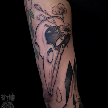Татуировка женская графика на руке череп и цветы