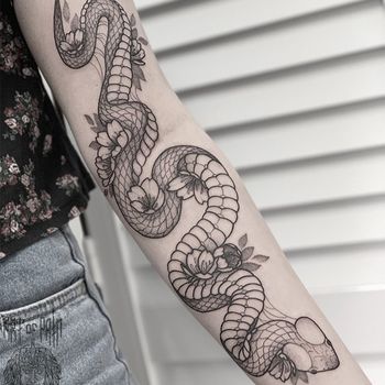 Татуировка женская графика на руке змея и цветы
