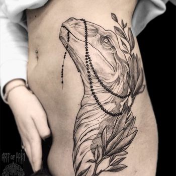 Татуировка женская графика на боку динозавр