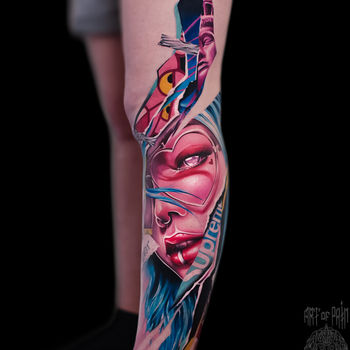Татуировка мужская нью скул и реализм на ноге девушка и розовая пантера